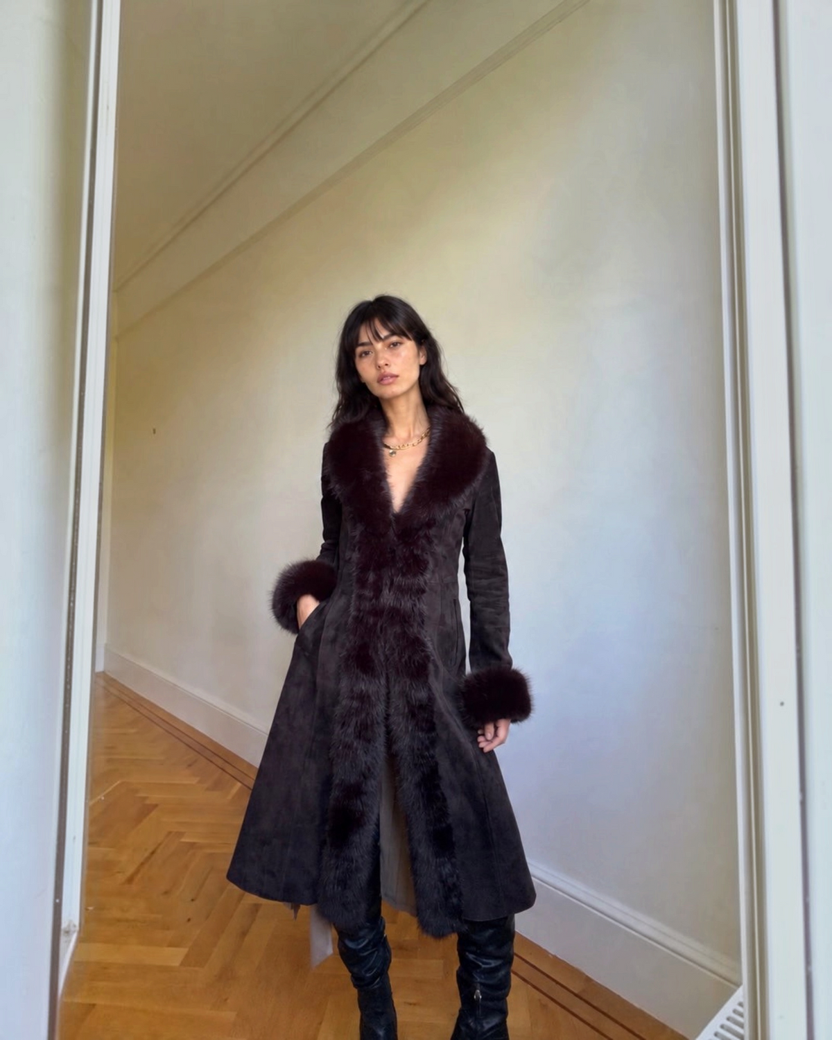 Aql&Nafs Inessa Mantel aus braunem Wildleder mit luxuriösem Kunstfellbesatz im traditionellen afghanischen Stil