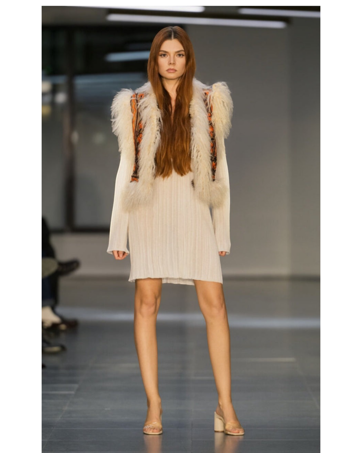 Model trägt Aql&Nafs Soraya handgefertigte Afghanische Weste aus Shearling mit handgestickten floralen Mustern