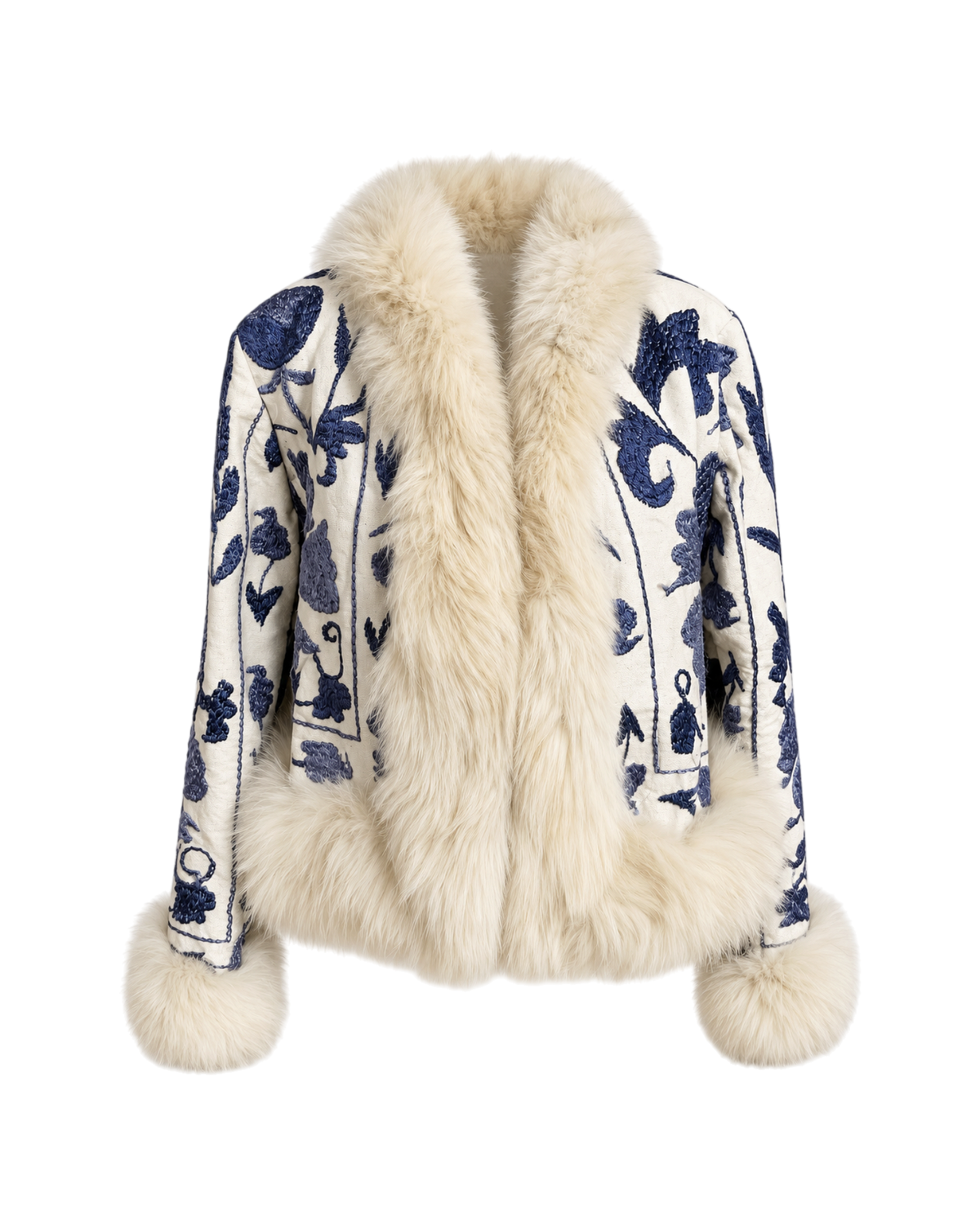 Aql&Nafs Bahar Suzani Jacke mit elfenbeinfarbener Blumenstickerei, blauem Muster und luxuriösem Shearling-Besatz.