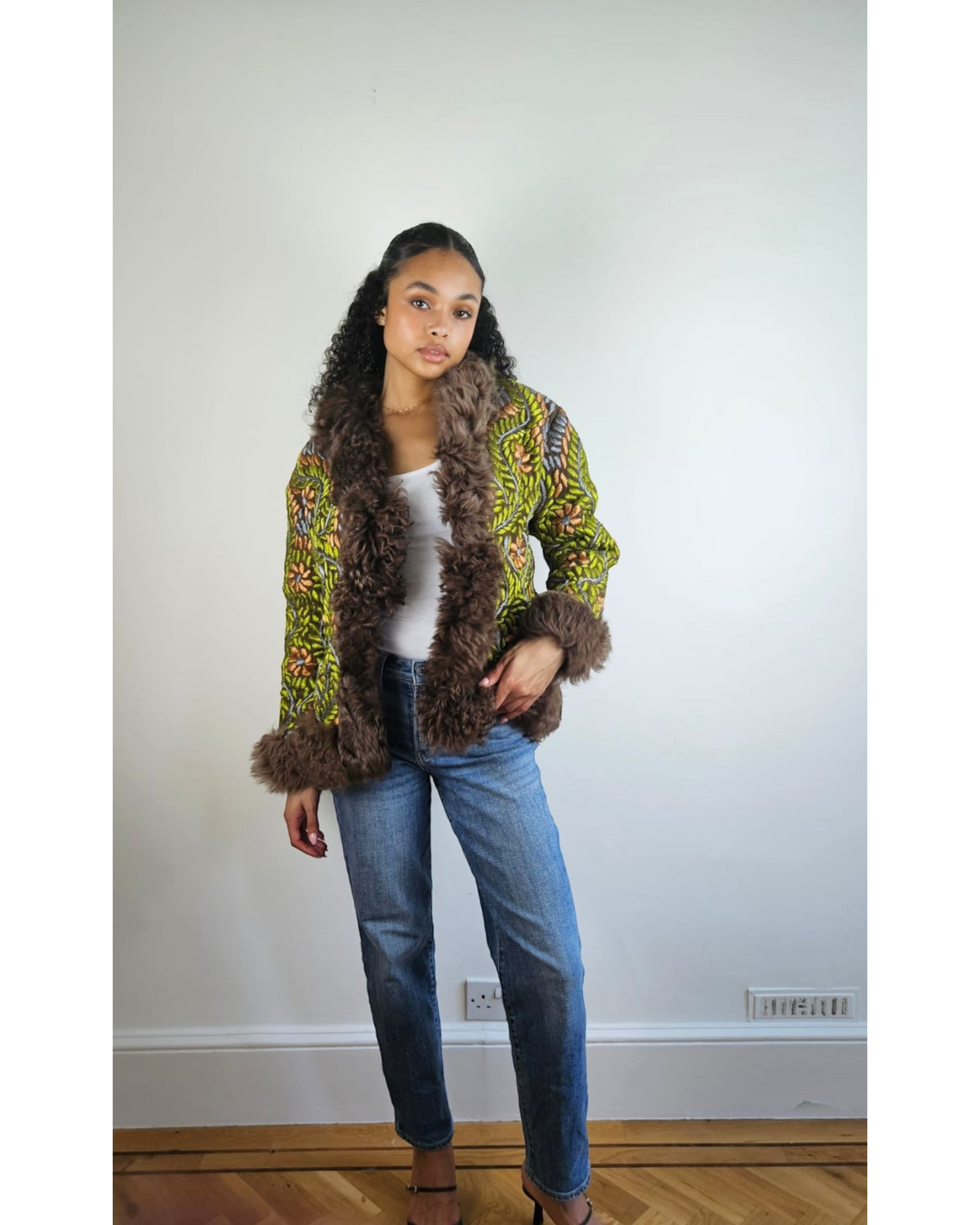 Aql&Nafs Zohra Jacke mit grüner Handstickerei und braunem Schaffellfutter, getragen von einem Model.