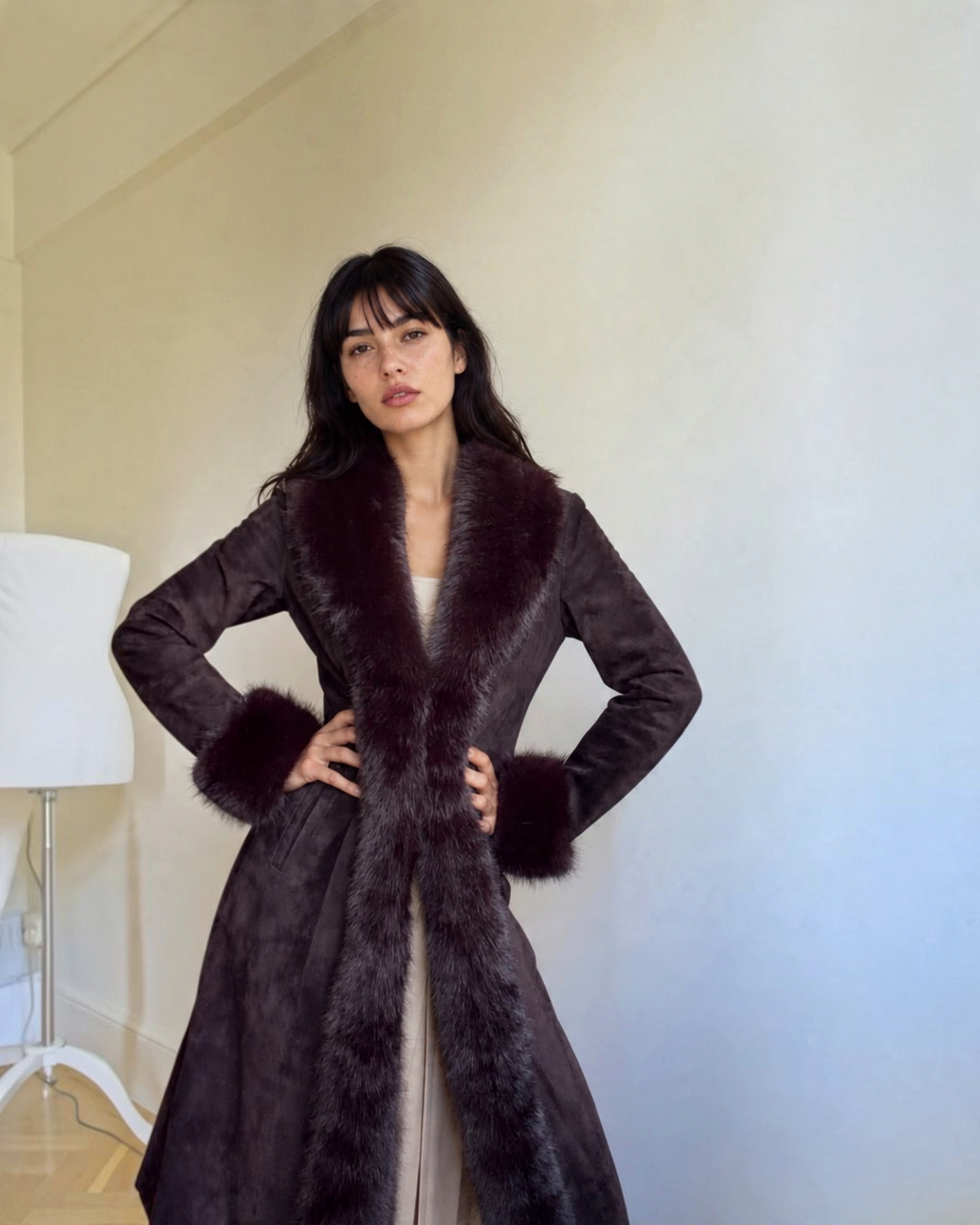 Aql&Nafs Inessa Mantel aus braunem Wildleder mit luxuriösem Kunstfellbesatz im traditionellen afghanischen Stil