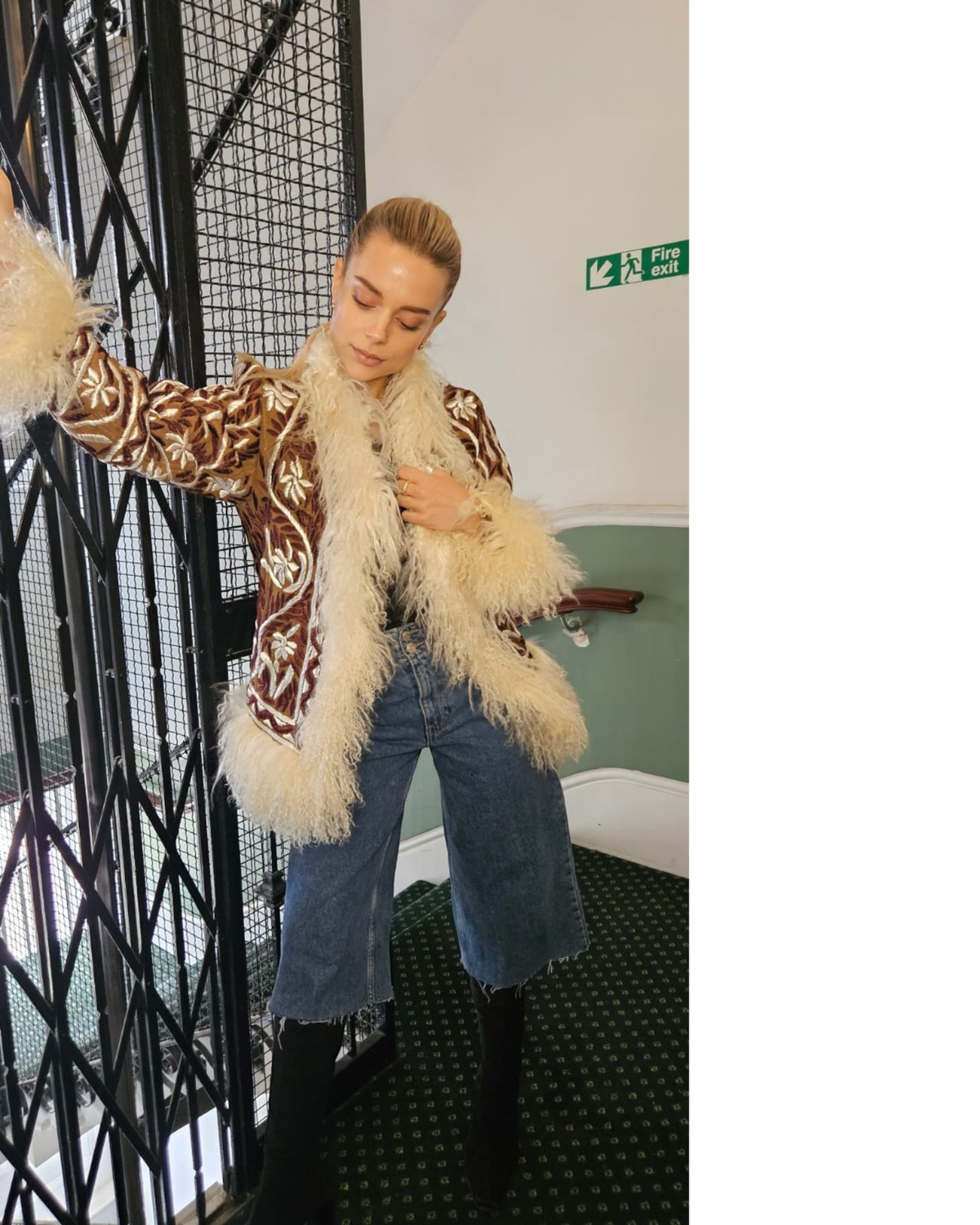 Aql&Nafs Sitara Mantel aus braunem Leder mit elfenbeinfarbenem Shearling, handbestickt mit weißen Blumenmotiven.