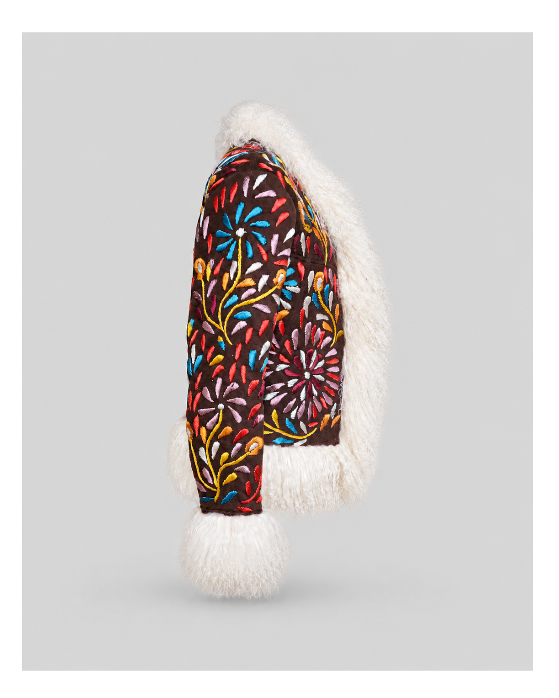 Aql&Nafs Sulti Jacke aus braunem Wildleder mit handgestickten bunten Blumenmustern und weißem Lammfellbesatz.