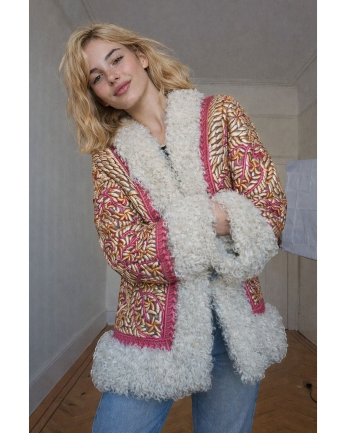 Aql&Nafs Laily Mantel aus handbesticktem Shearling mit floralen Mustern in Bronze und Weiß für den Winter.