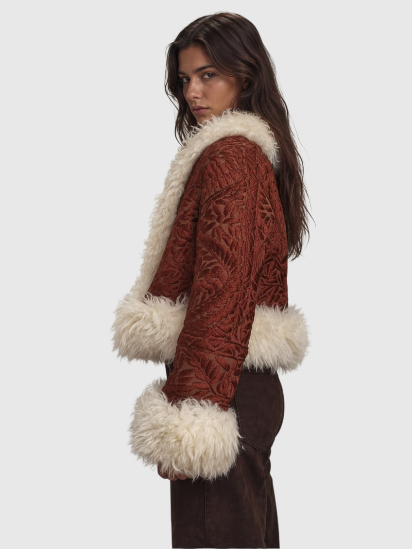 Aql&Nafs Khaira Jacke aus braunem Wildleder mit handgestickten floralen Mustern und flauschigem Lammfellbesatz