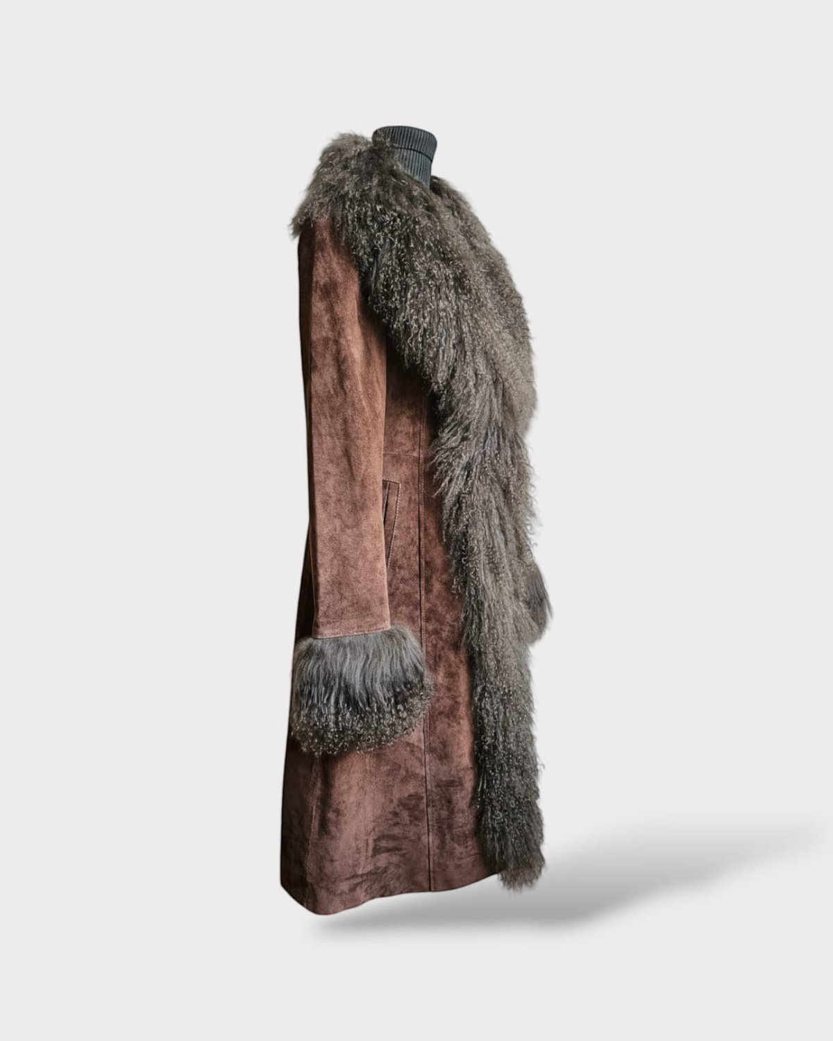Aql&Nafs Mina Mantel aus braunem Wildleder mit luxuriösem mongolischem Pelzbesatz im traditionellen afghanischen Stil.