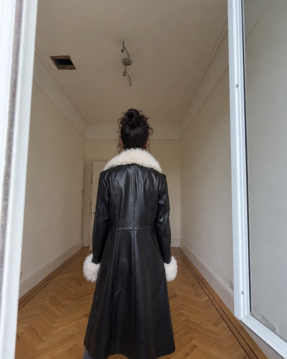 Aql&Nafs Parwana Mantel aus schwarzem Leder mit weißem Kunstfellbesatz an Kragen und Ärmeln in traditionellem Design