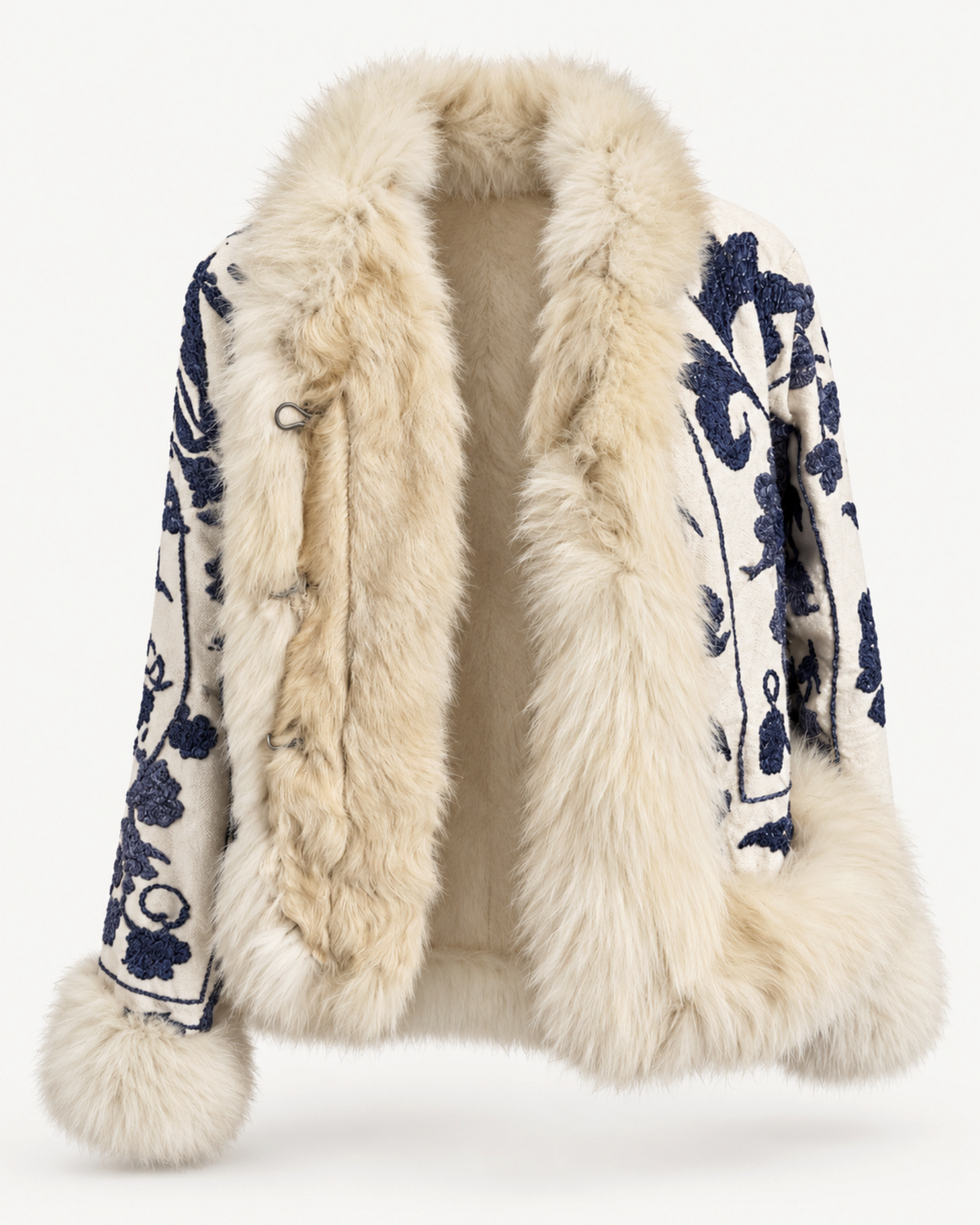 Aql&Nafs Bahar Suzani Jacke aus cremefarbenem Stoff mit blauer Blumenstickerei und luxuriösem Shearling-Besatz.