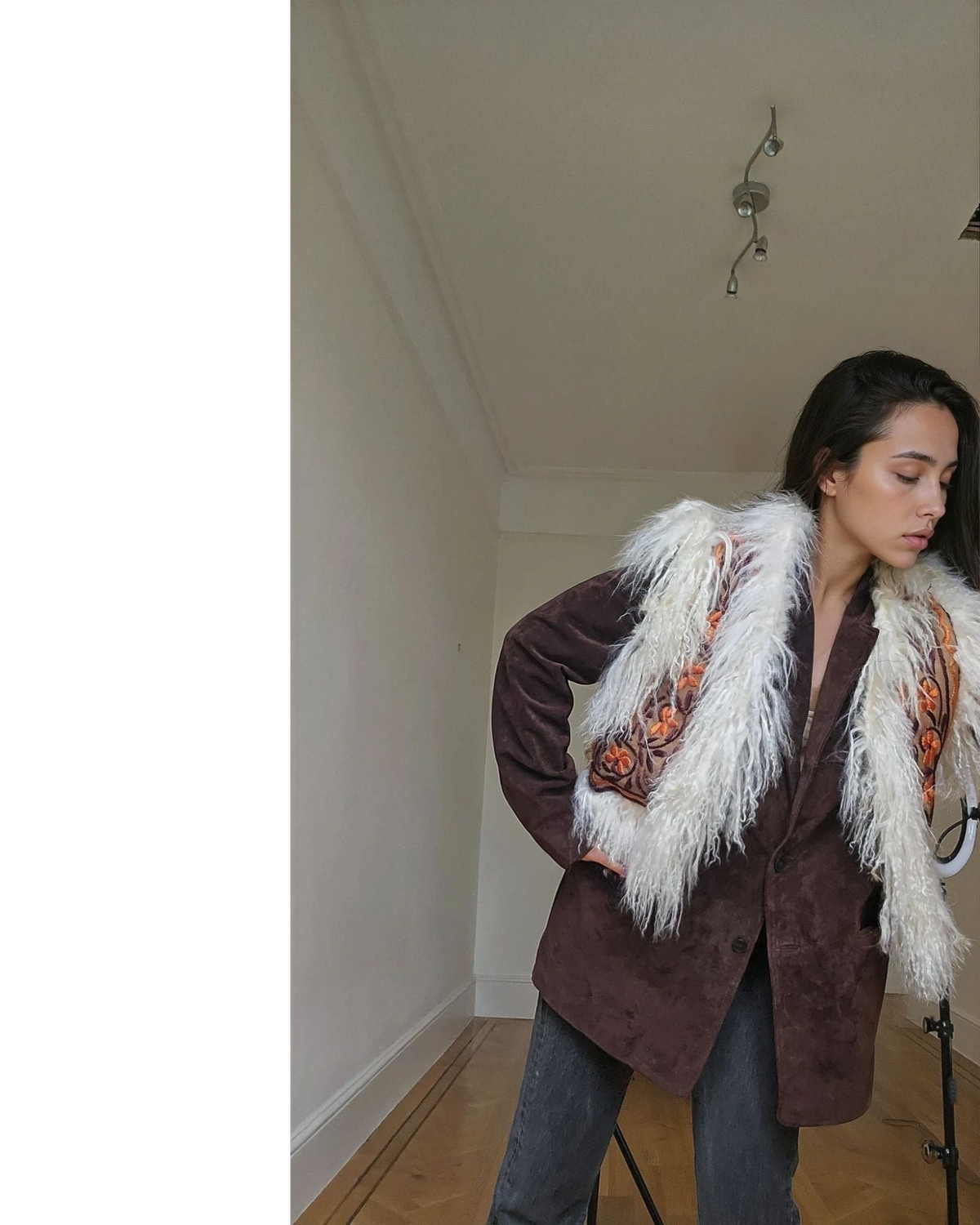 Aql&Nafs handgefertigte Afghan Weste aus braunem Wildleder mit weißem Shearling und orangefarbener Blumenstickerei.