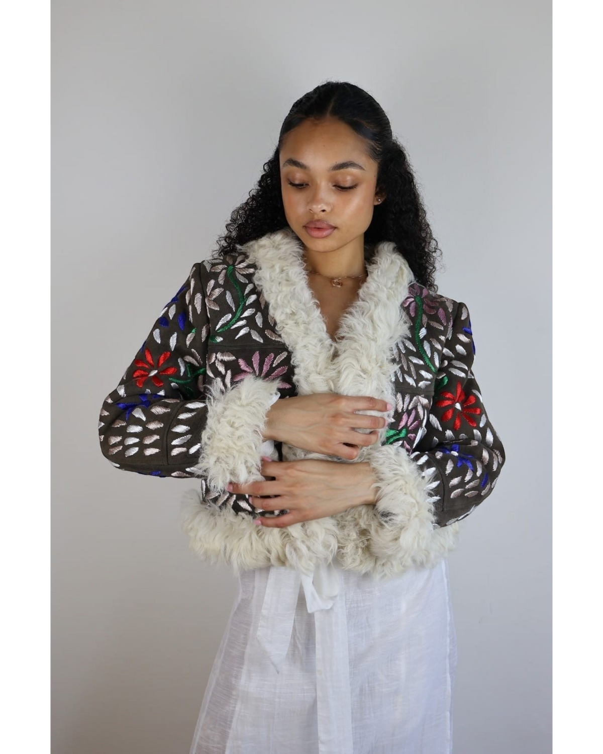 Aql&Nafs Amina Jacke mit handgefertigter bunter Blumenstickerei, weißem Lammfellbesatz und kurzem Schnitt