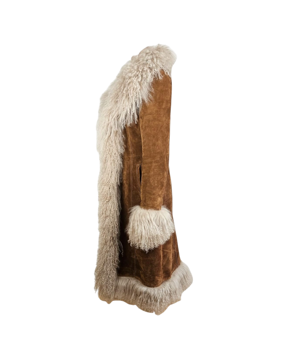 Aql&Nafs Elaha Mantel aus braunem Wildleder mit luxuriösem, langhaarigem mongolischem Pelzbesatz in der Seitenansicht.