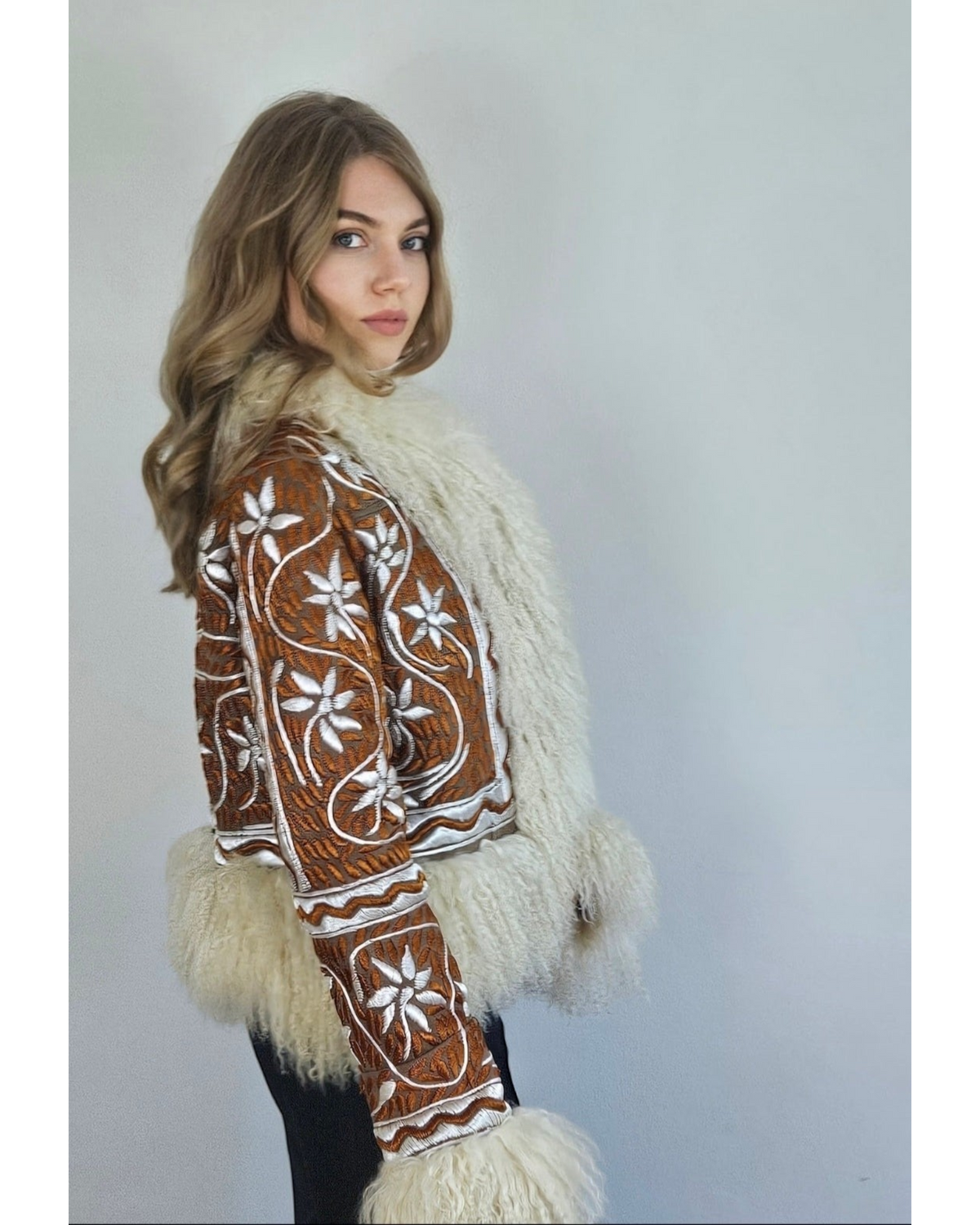 Aql&Nafs Ghazali cropped jacket aus kupferfarbenem Wildleder mit elfenbeinfarbener Handstickerei und Shearling-Besatz