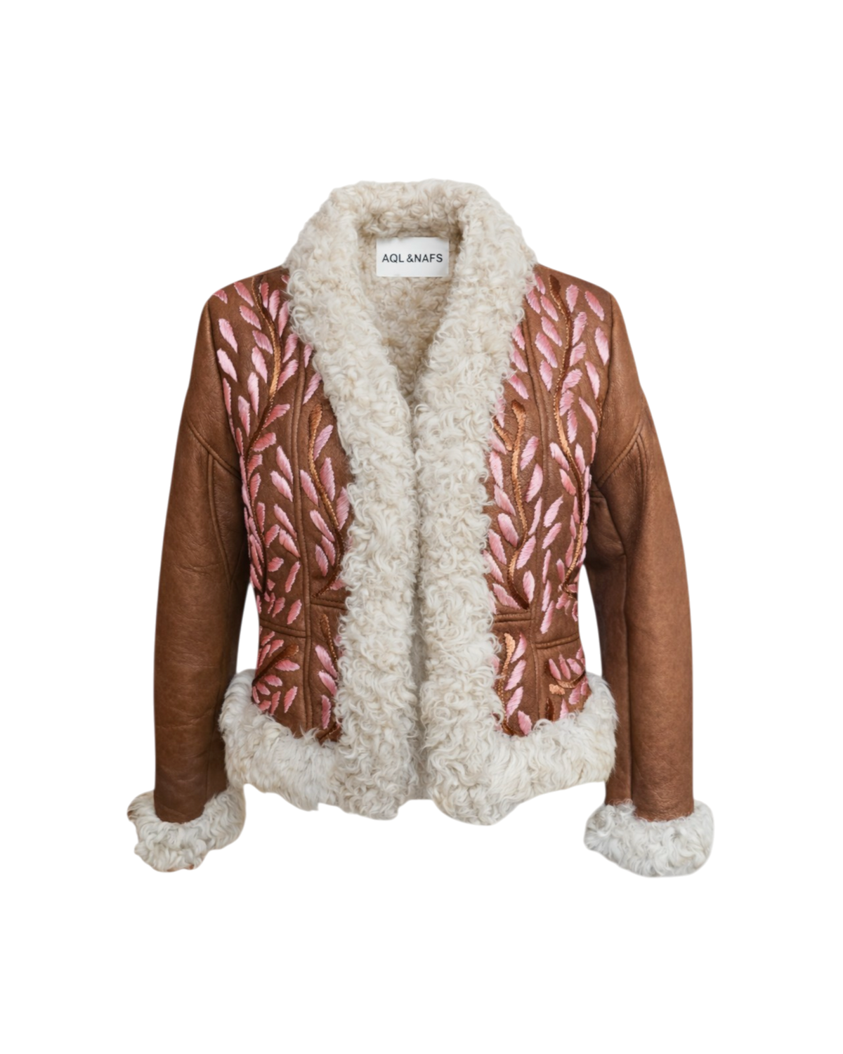 Aql&Nafs Amal Jacke aus braunem Leder mit cremefarbenem Fellbesatz und handgestickten rosa Blattmustern.